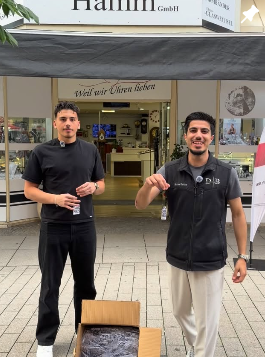 Duftbar1000 Team bei Hariri GmbH Düsseldorf – Übergabe individueller Werbemittel